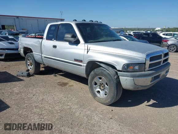 ✅ 2002 Dodge 2500 • VIN: 3B7KC23682M214357 • Lot: 43483582. Wystawiony na IAAI z przebiegiem 289 379 mil. Bezpłatny archiwum sprzedaży aukcyjnych z USA i szczegółowy raport historii pojazdu na DreamBid. Zdjęcie 1.