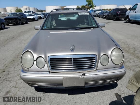 ✅ 1999 Mercedes-Benz E 320 • VIN: WDBJH82F3XX025407 • Лот: 60443825. Опубликован ранее на Copart с пробегом 172 705 миль. Бесплатный доступ к архиву аукционных продаж из США и подробный отчёт об истории автомобиля на DreamBid. Изображение 5.