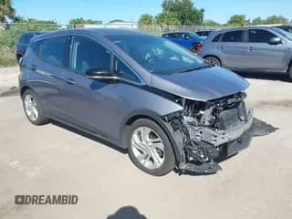 2023 Chevrolet Bolt EV 1LT z VIN 1G1FW6S01P4173675, wystawiony jako IAAI lot #43434646 z przebiegiem 23 840 mil mil oraz . Historia ofert i sprzedaży dostępna na DreamBid. Obrazek 1.