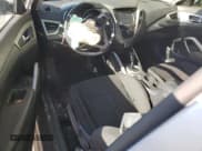 ✅ 2017 Hyundai Veloster • VIN: KMHTC6AD2HU309333 • Lot: 83463694. Wystawiony na Copart z przebiegiem 170 621 mil. Bezpłatny archiwum sprzedaży aukcyjnych z USA i szczegółowy raport historii pojazdu na DreamBid. Zdjęcie 8.