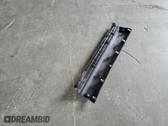 ✅ 2017 Toyota RAV4 Limited • VIN: 2T3YFREV0HW372858 • Lot: 69582055. Wystawiony na Copart z przebiegiem 105 967 mil. Bezpłatny archiwum sprzedaży aukcyjnych z USA i szczegółowy raport historii pojazdu na DreamBid. Zdjęcie 13.