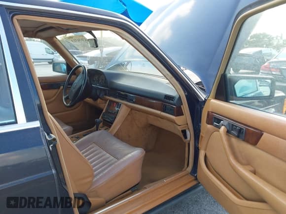 ✅ 1987 Mercedes-Benz 560 • VIN: WDBCA39D1HA321471 • Lot: 43694313. Listed on IAAI with 115,804 mi. Free auction sales archive from the USA and detailed vehicle history report at DreamBid. Image 5.