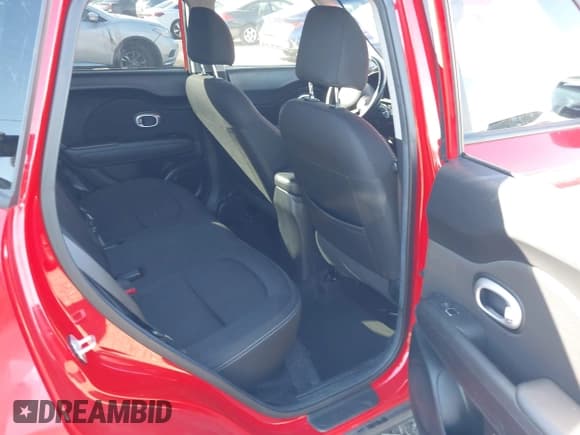 ✅ 2017 Kia Soul + • VIN: KNDJP3A57H7450047 • Lot: 43672235. Wystawiony na IAAI z przebiegiem 73 263 mil. Bezpłatny archiwum sprzedaży aukcyjnych z USA i szczegółowy raport historii pojazdu na DreamBid. Zdjęcie 8.