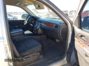 ✅ 2014 Chevrolet Suburban LS • VIN: 1GNSCHE06ER165763 • Lot: 43473605. Wystawiony na IAAI z przebiegiem 199 541 mil. Bezpłatny archiwum sprzedaży aukcyjnych z USA i szczegółowy raport historii pojazdu na DreamBid. Zdjęcie 5.