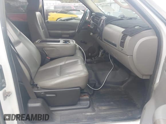 ✅ 2008 Chevrolet Silverado 2500HD Work Truck • VIN: 1GCHK29K08E104130 • Лот: 43603280. Опубликован ранее на IAAI с пробегом 252 209 миль. Бесплатный доступ к архиву аукционных продаж из США и подробный отчёт об истории автомобиля на DreamBid. Изображение 5.