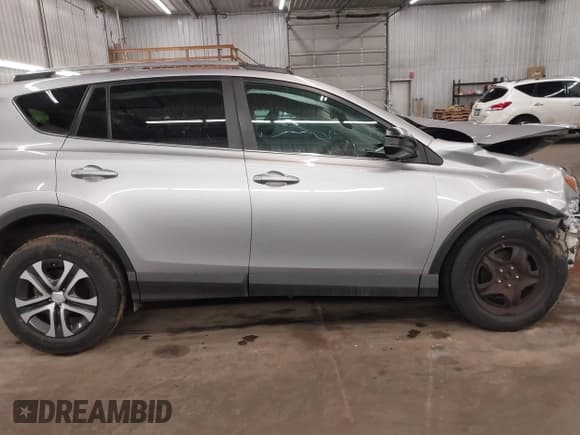 ✅ 2017 Toyota RAV4 LE • VIN: 2T3BFREV2HW638757 • Lot: 41639649. Wystawiony na IAAI z przebiegiem Nie podano. Bezpłatny archiwum sprzedaży aukcyjnych z USA i szczegółowy raport historii pojazdu na DreamBid. Zdjęcie 14.