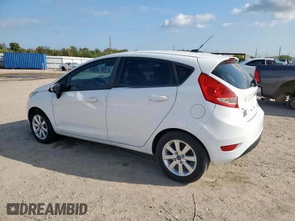 ✅ 2013 Ford Fiesta SE • VIN: 3FADP4EJXDM118880 • Lot: 82126065. Wystawiony na Copart z przebiegiem 147 015 mil. Bezpłatny archiwum sprzedaży aukcyjnych z USA i szczegółowy raport historii pojazdu na DreamBid. Zdjęcie 2.