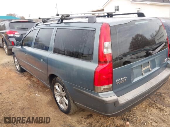 ✅ 2004 Volvo V70 • VIN: YV1SW59V142376813 • Lot: 43763133. Wystawiony na IAAI z przebiegiem 234 689 mil. Bezpłatny archiwum sprzedaży aukcyjnych z USA i szczegółowy raport historii pojazdu na DreamBid. Zdjęcie 3.