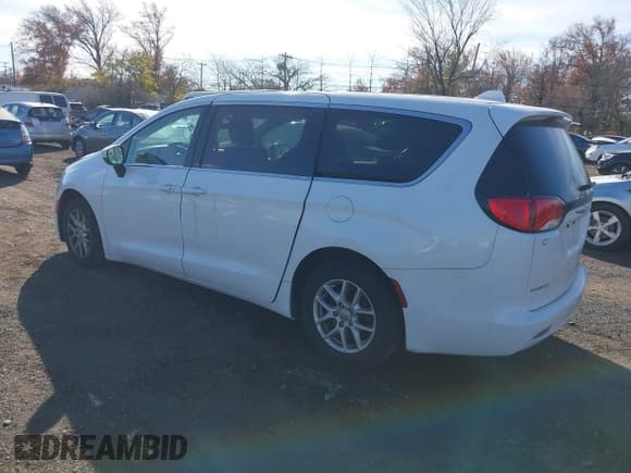 ✅ 2017 Chrysler Pacifica LX • VIN: 2C4RC1CG8HR521157 • Lot: 43709557. Wystawiony na IAAI z przebiegiem 104 885 mil. Bezpłatny archiwum sprzedaży aukcyjnych z USA i szczegółowy raport historii pojazdu na DreamBid. Zdjęcie 3.