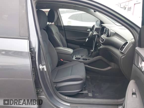 2019 Hyundai Tucson SEL z VIN KM8J33AL4KU973184, wystawiony jako IAAI lot #42659634 z przebiegiem 91 838 mil mil oraz . Historia ofert i sprzedaży dostępna na DreamBid. Obrazek 5.