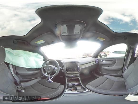 ✅ 2023 Volvo C40 Plus • VIN: YV4ED3GL3P2034098 • Lot: 46739434. Wystawiony na Copart z przebiegiem Nie podano. Bezpłatny archiwum sprzedaży aukcyjnych z USA i szczegółowy raport historii pojazdu na DreamBid. Zdjęcie 13.