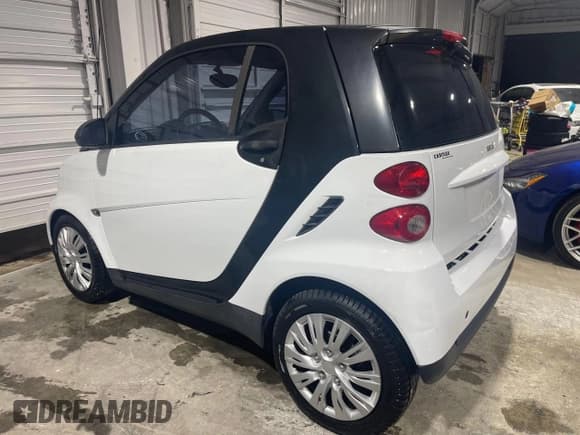 ✅ 2012 Smart fortwo Pure • VIN: WMEEJ3BA5CK540092 • Lot: 51878135. Wystawiony na Copart z przebiegiem 59 356 mil. Bezpłatny archiwum sprzedaży aukcyjnych z USA i szczegółowy raport historii pojazdu na DreamBid. Zdjęcie 3.