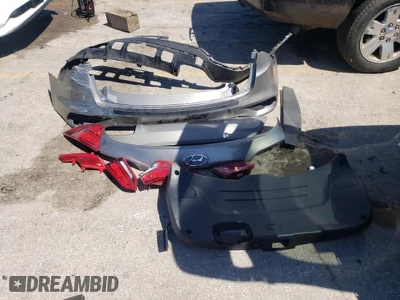 ✅ 2018 Hyundai Santa Fe 2.4L • VIN: 5XYZUDLB3JG568030 • Лот: 57655804. Опубликован ранее на Copart с пробегом 105 599 миль. Бесплатный доступ к архиву аукционных продаж из США и подробный отчёт об истории автомобиля на DreamBid. Изображение 13.