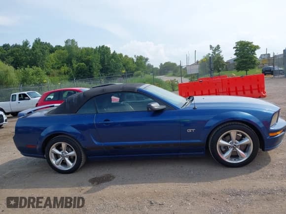 ✅ 2007 Ford Mustang GT Deluxe • VIN: 1ZVHT85H375220458 • Lot: 42914620. Wystawiony na IAAI z przebiegiem 107 535 mil. Bezpłatny archiwum sprzedaży aukcyjnych z USA i szczegółowy raport historii pojazdu na DreamBid. Zdjęcie 13.