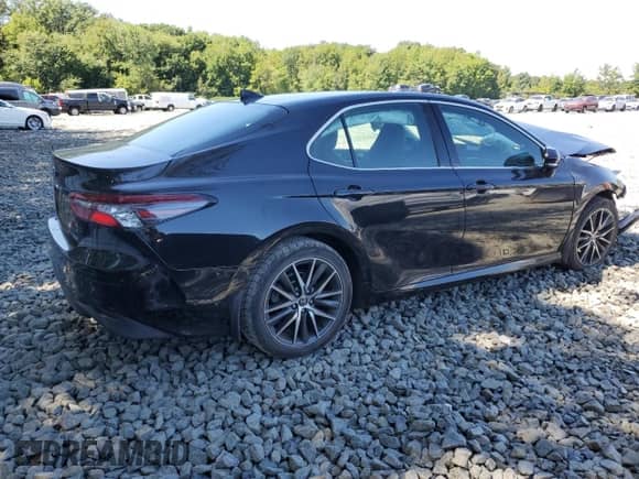 2021 Toyota Camry XLE with VIN 4T1F11AK5MU538412, listed as a Copart auction lot 70100805 with 37,471 mi miles and Salvage title. Bid and sale history available at DreamBid. Image 3.