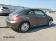 ✅ 2013 Volkswagen Beetle Fender Edition • VIN: 3VWJP7AT5DM654574 • Лот: 57112805. Опубликован ранее на Copart с пробегом 95 635 миль. Бесплатный доступ к архиву аукционных продаж из США и подробный отчёт об истории автомобиля на DreamBid. Изображение 3.