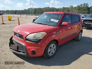 ✅ 2013 Kia Soul • VIN: KNDJT2A56D7493651 • Лот: 81605405. Опубликован ранее на Copart с пробегом 193 198 миль. Бесплатный доступ к архиву аукционных продаж из США и подробный отчёт об истории автомобиля на DreamBid. Изображение 1.