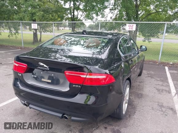 ✅ 2017 Jaguar XE 25t Premium • VIN: SAJAD4BG0HA972053 • Lot: 42728549. Wystawiony na IAAI z przebiegiem 69 187 mil. Bezpłatny archiwum sprzedaży aukcyjnych z USA i szczegółowy raport historii pojazdu na DreamBid. Zdjęcie 4.