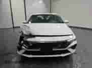 ✅ 2025 Hyundai Elantra SEL Convenience • VIN: KMHLS4DG5SU948424 • Lot: 90835265. Wystawiony na Copart z przebiegiem 11 226 mil. Bezpłatny archiwum sprzedaży aukcyjnych z USA i szczegółowy raport historii pojazdu na DreamBid. Zdjęcie 5.