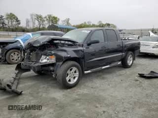 2010 Dodge Dakota Bighorn/Lonestar z VIN 1D7CE3GK7AS263640, wystawiony jako Copart lot #51427795 z przebiegiem 122 693 mil mil oraz Szkoda całkowita • Salvage title. Historia ofert i sprzedaży dostępna na DreamBid. Obrazek 1.