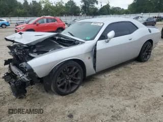 ✅ 2022 Dodge Challenger R/T Scat Pack • VIN: 2C3CDZFJ2NH131900 • Lot: 69605375. Wystawiony na Copart z przebiegiem 70 430 mil. Bezpłatny archiwum sprzedaży aukcyjnych z USA i szczegółowy raport historii pojazdu na DreamBid. Zdjęcie 1.