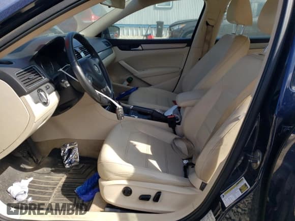 ✅ 2014 Volkswagen Passat S • VIN: 1VWAT7A39EC099062 • Lot: 80497795. Listed on Copart with 180,680 mi. Free auction sales archive from the USA and detailed vehicle history report at DreamBid. Image 7.