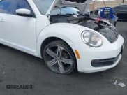 ✅ 2014 Volkswagen Beetle 1.8T • VIN: 3VWJ17AT1EM664666 • Lot: 42087614. Wystawiony na IAAI z przebiegiem 159 995 mil. Bezpłatny archiwum sprzedaży aukcyjnych z USA i szczegółowy raport historii pojazdu na DreamBid. Zdjęcie 18.