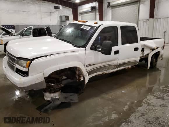 2005 Chevrolet Silverado 2500HD LT с VIN 1GCHK232X5F896009, выставлен на аукционе Copart как лот 82558055 с пробегом 153 391 миль миль и Списание • Salvage title. История ставок и продаж доступна на DreamBid. Изображение 1.