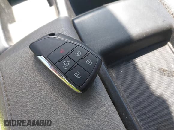 ✅ 2022 Chevrolet Silverado 1500 RST • VIN: 3GCUDEEDXNG634773 • Lot: 43339956. Wystawiony na IAAI z przebiegiem 77 414 mil. Bezpłatny archiwum sprzedaży aukcyjnych z USA i szczegółowy raport historii pojazdu na DreamBid. Zdjęcie 11.