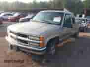 1999 Chevrolet Silverado 1500 z VIN 1GCEK19R9XR137516, wystawiony jako IAAI lot #42824638 z przebiegiem 2 657 634 mil mil oraz . Historia ofert i sprzedaży dostępna na DreamBid. Obrazek 2.