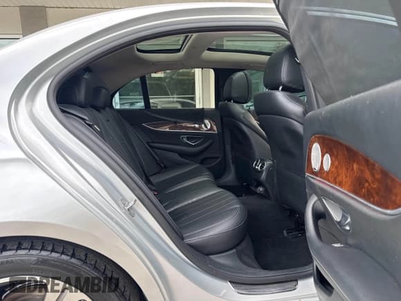 ✅ 2017 Mercedes-Benz E 300 Luxury • VIN: WDDZF4JB3HA096747 • Лот: 42665129. Опубликован ранее на IAAI с пробегом 142 397 миль. Бесплатный доступ к архиву аукционных продаж из США и подробный отчёт об истории автомобиля на DreamBid. Изображение 8.