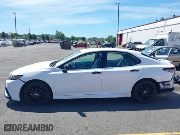 2022 Toyota Camry SE z VIN 4T1G11AK5NU075077, wystawiony jako IAAI lot #42359500 z przebiegiem 35 938 mil mil oraz . Historia ofert i sprzedaży dostępna na DreamBid. Obrazek 15.