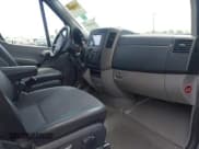 ✅ 2015 Mercedes-Benz Sprinter Passenger • VIN: WDZPE7DC1FP111850 • Lot: 41920037. Wystawiony na IAAI z przebiegiem 127 121 mil. Bezpłatny archiwum sprzedaży aukcyjnych z USA i szczegółowy raport historii pojazdu na DreamBid. Zdjęcie 5.