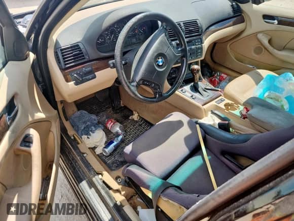 2003 BMW 3 Series 325i z VIN WBAET37493NJ32718, wystawiony jako Copart lot #60609305 z przebiegiem Nie podano mil oraz Szkoda całkowita • Salvage title. Historia ofert i sprzedaży dostępna na DreamBid. Obrazek 8.