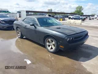 2012 Dodge Challenger SXT z VIN 2C3CDYAG5CH232240, wystawiony jako IAAI lot #43283015 z przebiegiem 184 673 mil mil oraz . Historia ofert i sprzedaży dostępna na DreamBid. Obrazek 1.