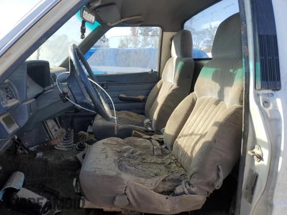 ✅ 1984 Toyota Pickup • VIN: JT4RN60R9E5014502 • Lot: 74970804. Wystawiony na Copart z przebiegiem 95 050 mil. Bezpłatny archiwum sprzedaży aukcyjnych z USA i szczegółowy raport historii pojazdu na DreamBid. Zdjęcie 7.