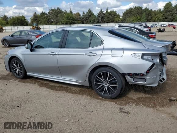 2022 Toyota Camry SE z VIN 4T1G11BK3NU067901, wystawiony jako Copart lot #83754745 z przebiegiem 27 611 mil mil oraz Szkoda całkowita • Salvage title. Historia ofert i sprzedaży dostępna na DreamBid. Obrazek 2.