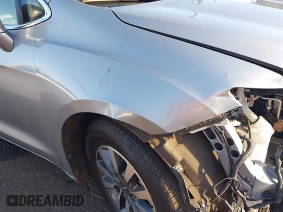 ✅ 2021 Chrysler Pacifica Hybrid Touring L • VIN: 2C4RC1L7XMR581385 • Lot: 43566058. Listed on IAAI with 6,979 mi. Free auction sales archive from the USA and detailed vehicle history report at DreamBid. Image 18.