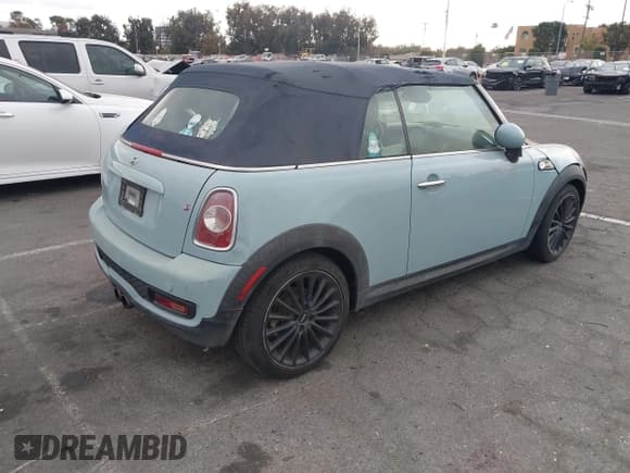 ✅ 2013 MINI Convertible S • VIN: WMWZP3C57DT551118 • Lot: 41086617. Wystawiony na IAAI z przebiegiem 108 049 mil. Bezpłatny archiwum sprzedaży aukcyjnych z USA i szczegółowy raport historii pojazdu na DreamBid. Zdjęcie 4.