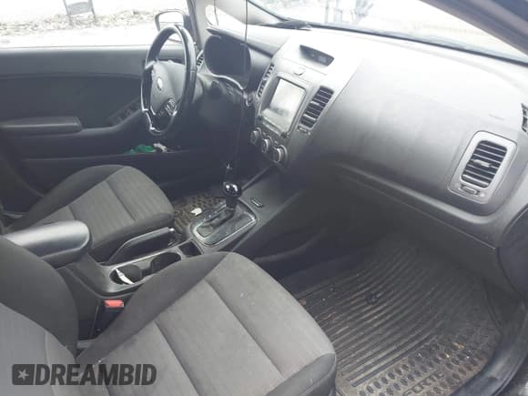 ✅ 2017 Kia Forte LX • VIN: 3KPFL4A7XHE119729 • Lot: 43105299. Wystawiony na IAAI z przebiegiem 102 639 mil. Bezpłatny archiwum sprzedaży aukcyjnych z USA i szczegółowy raport historii pojazdu na DreamBid. Zdjęcie 5.