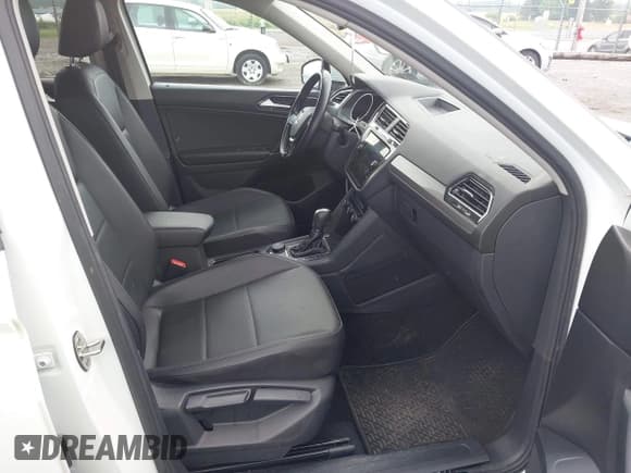 ✅ 2018 Volkswagen Tiguan SEL • VIN: 3VV2B7AX4JM119600 • Lot: 42460095. Wystawiony na IAAI z przebiegiem 126 617 mil. Bezpłatny archiwum sprzedaży aukcyjnych z USA i szczegółowy raport historii pojazdu na DreamBid. Zdjęcie 5.