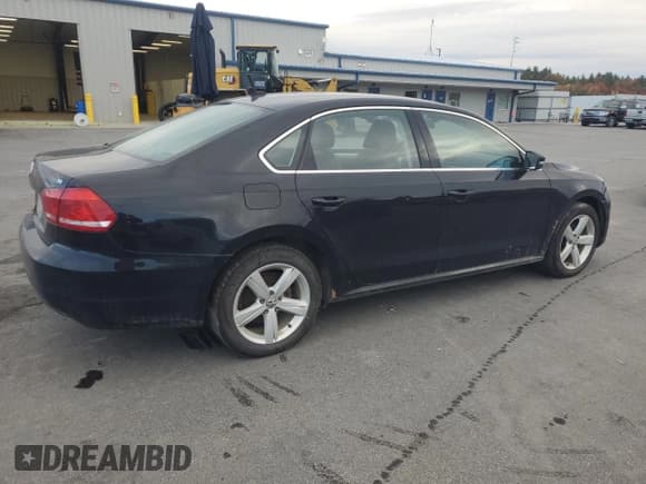 ✅ 2013 Volkswagen Passat SE • VIN: 1VWBP7A35DC117158 • Lot: 82396195. Wystawiony na Copart z przebiegiem 234 612 mil. Bezpłatny archiwum sprzedaży aukcyjnych z USA i szczegółowy raport historii pojazdu na DreamBid. Zdjęcie 3.