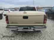 2004 Chevrolet Silverado 1500 LS z VIN 1GCEC14V94Z186793, wystawiony jako Copart lot #83448234 z przebiegiem 176 573 mil mil oraz Czysty tytuł • Clean title. Historia ofert i sprzedaży dostępna na DreamBid. Obrazek 6.