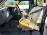 ✅ 1998 GMC Sierra 1500 • VIN: 1GTGC34F2WE503062 • Lot: 56318645. Wystawiony na Copart z przebiegiem 127 640 mil. Bezpłatny archiwum sprzedaży aukcyjnych z USA i szczegółowy raport historii pojazdu na DreamBid. Zdjęcie 7.