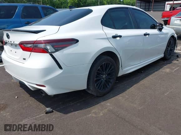 2022 Toyota Camry SE z VIN 4T1G11AK0NU054329, wystawiony jako IAAI lot #42342363 z przebiegiem 105 909 mil mil oraz . Historia ofert i sprzedaży dostępna na DreamBid. Obrazek 4.