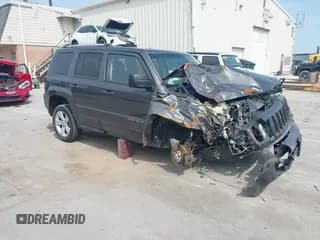 ✅ 2016 Jeep Patriot High Altitude • VIN: 1C4NJPFA2GD612411 • Lot: 42921391. Wystawiony na IAAI z przebiegiem 121 746 mil. Bezpłatny archiwum sprzedaży aukcyjnych z USA i szczegółowy raport historii pojazdu na DreamBid. Zdjęcie 1.