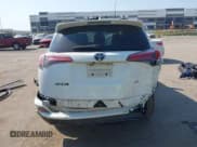 ✅ 2017 Toyota RAV4 LE • VIN: JTMZFREV6HJ146214 • Lot: 43256903. Wystawiony na IAAI z przebiegiem 92 555 mil. Bezpłatny archiwum sprzedaży aukcyjnych z USA i szczegółowy raport historii pojazdu na DreamBid. Zdjęcie 16.