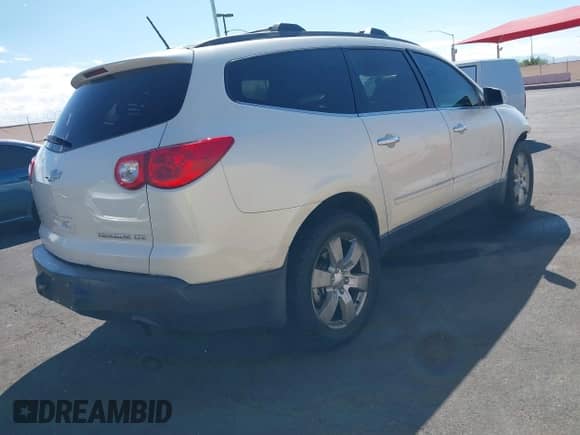 2011 Chevrolet Traverse LTZ z VIN 1GNKRLED1BJ165068, wystawiony jako IAAI lot #43274496 z przebiegiem 112 729 mil mil oraz . Historia ofert i sprzedaży dostępna na DreamBid. Obrazek 4.