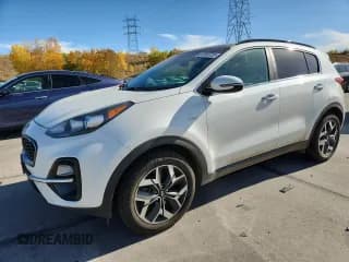✅ 2020 Kia Sportage EX • VIN: KNDPNCAC3L7795356 • Lot: 87243725. Wystawiony na Copart z przebiegiem 84 352 mil. Bezpłatny archiwum sprzedaży aukcyjnych z USA i szczegółowy raport historii pojazdu na DreamBid. Zdjęcie 1.