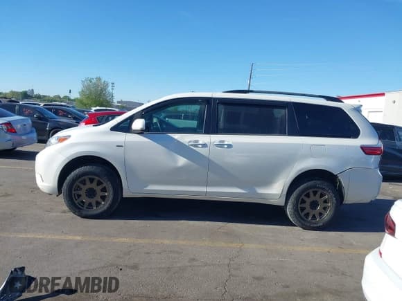 ✅ 2017 Toyota Sienna XLE • VIN: 5TDDZ3DC4HS169833 • Lot: 42215043. Listed on IAAI with 56,915 mi. Free auction sales archive from the USA and detailed vehicle history report at DreamBid. Image 14.